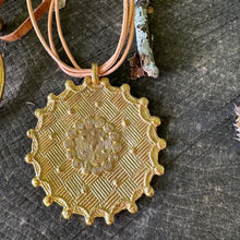 Charger l'image dans la galerie, Collection « Étrusque » croix & arabesques